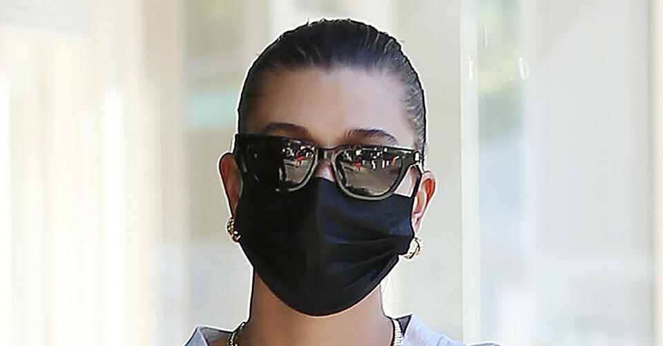 Hailey Baldwin Cleverly Styles a T-Shirt as a Dress in These Buzzy Sneakers & a Justin Bieber Necklace – NewsBreak