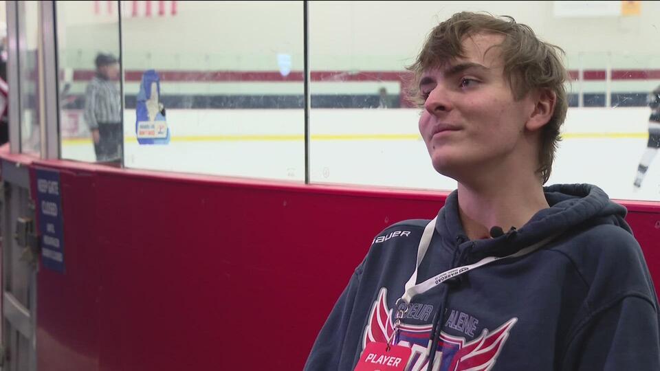 Minnesota hockey player who broke his neck returned to the rink to ...