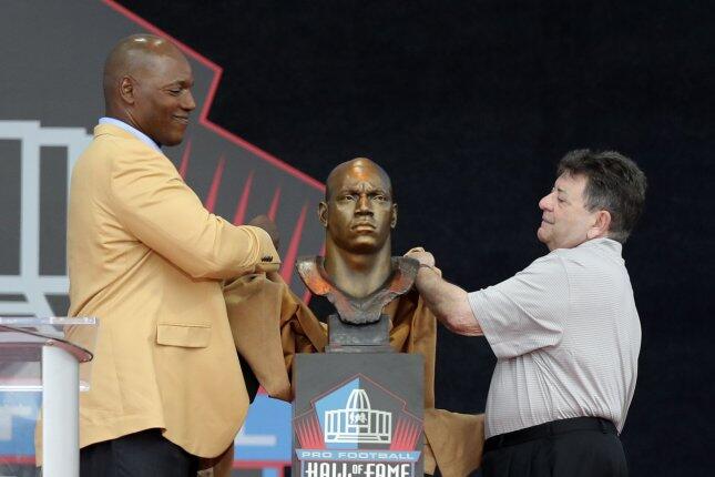 Pro Football Hall of Fame inducts new members in 2022 class ceremony ...
