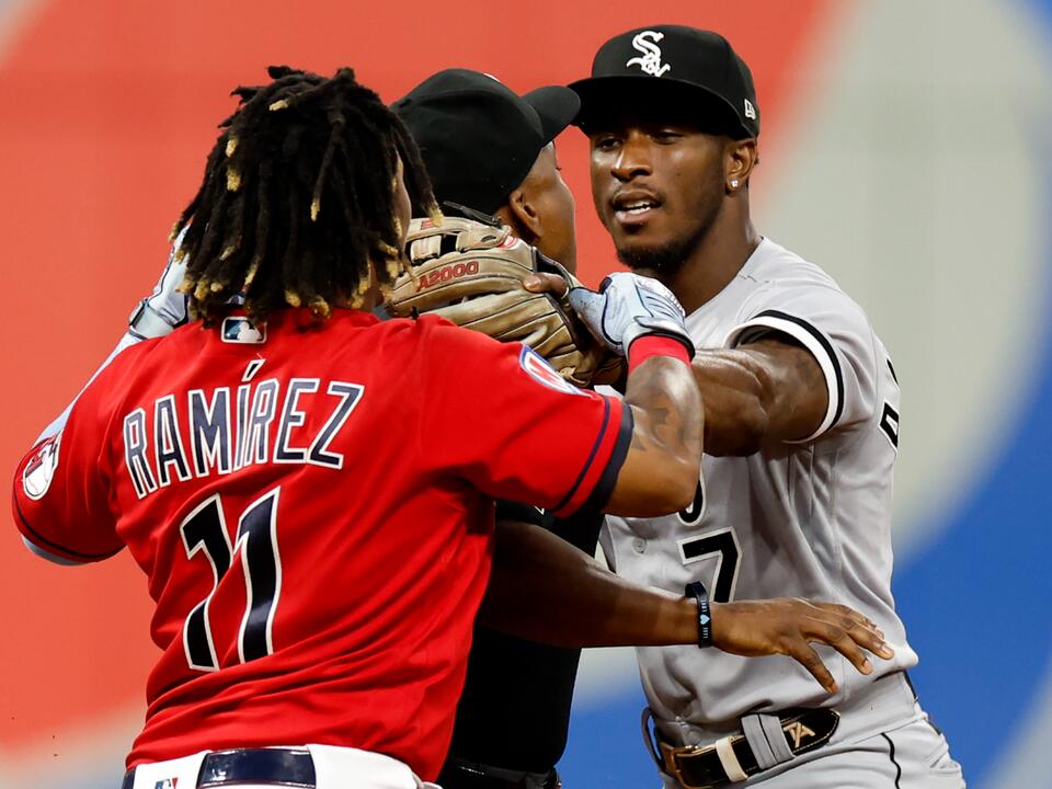 GuardiansWhite Sox fight Tim Anderson KO'd by Jose Ramirez as benches