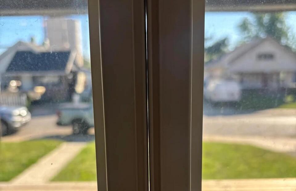 Homebuyer sees daylight between windows, and commenters say it's a ...