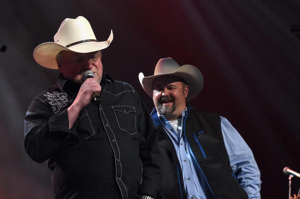 Country music icon reveals beloved band member died on his tour bus: ‘I ...