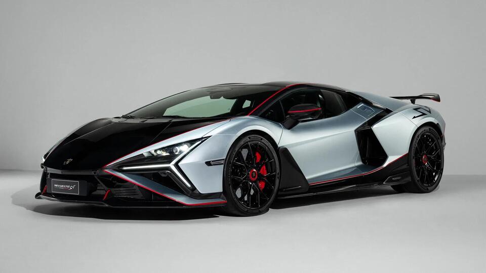 All hail Lambo’s new king! It’s the 1,050bhp V12-engined Revuelto SV