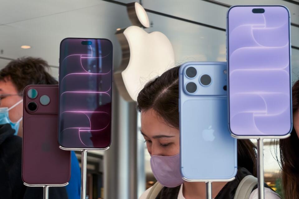 Apple Faces ‘Slightly Challenging’ Earnings Setup Near Record Highs ...