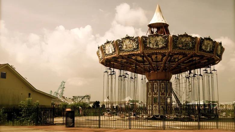 What Really Happens To The Rides After An Amusement Park Closes Forever ...