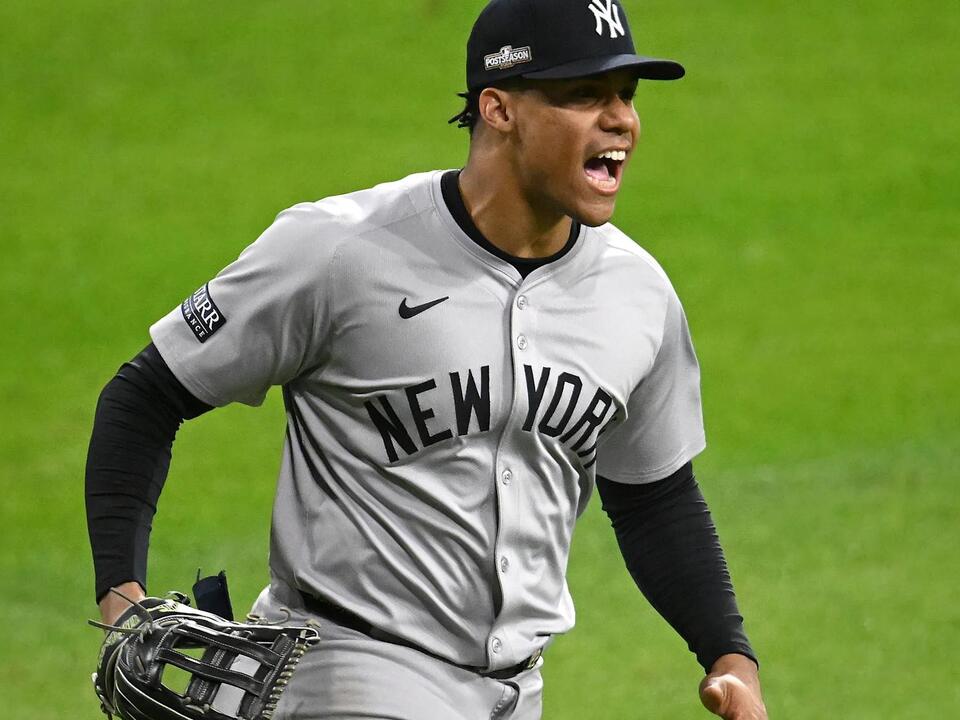 Listen to John Sterling call of Juan Soto home run, Yankees reaching