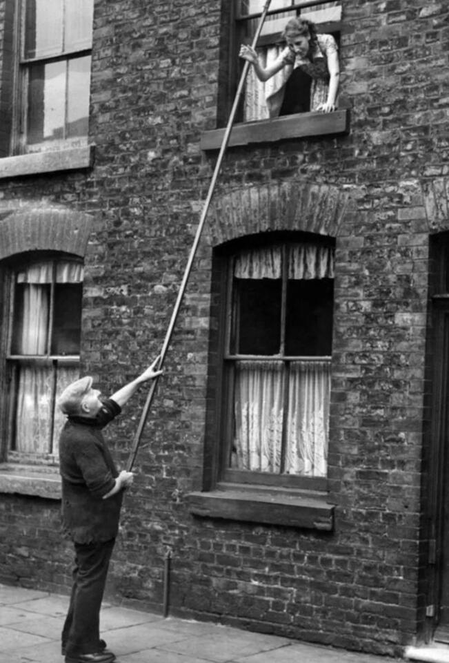 20 Strange Jobs People Had Before OSHA Became a Thing - NewsBreak