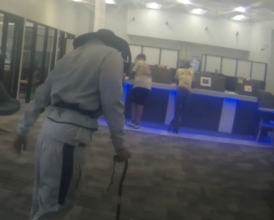 Louisiana Bank Robber Fakes Injury While Entering Bank - NewsBreak