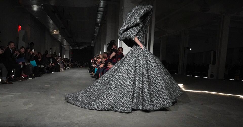 Christian Siriano’s latest show part matrix, bygone times – NewsBreak
