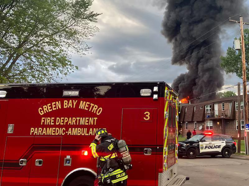 Apartment garage fire in Green Bay injures two