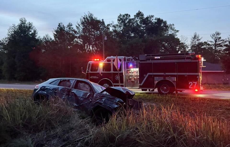 Driver rescued after crashing into tree in early morning Ocklawaha ...