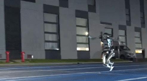 Unitree’s New Robot Superman with Standing Jump Up to 2m, 28.31mph Top Speed