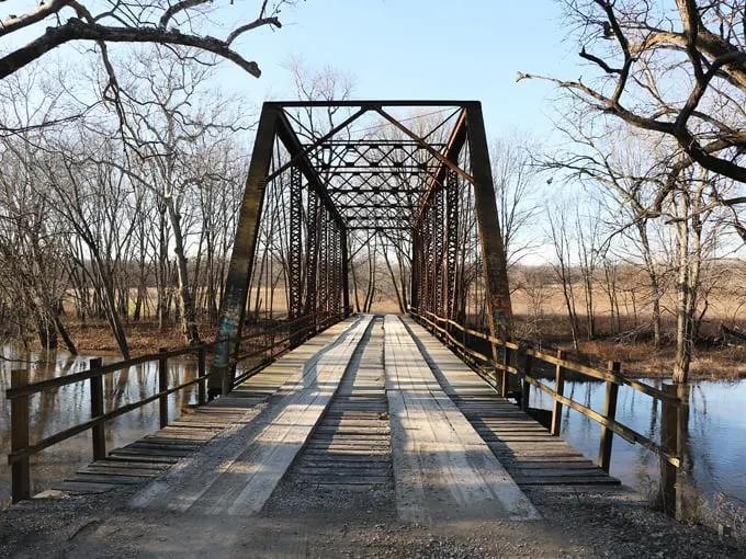 This Creepy Historic Bridge In Illinois Will Send Shivers Down Your Spine