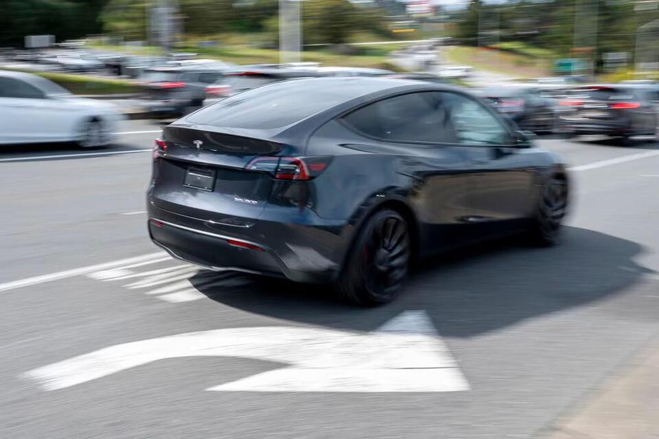 Federal regulators investigate Tesla crash that injured two officers ...