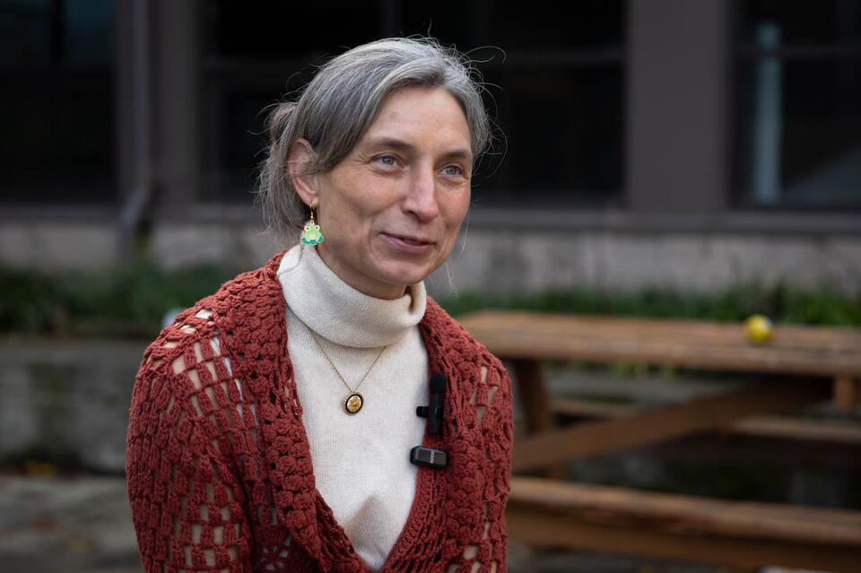 This Oregon congresswoman is wearing frog earrings to support ...
