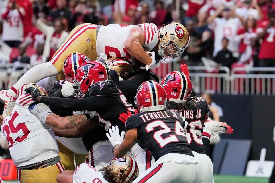 49ers star McCaffrey sustains hip injury, but returns to field against ...