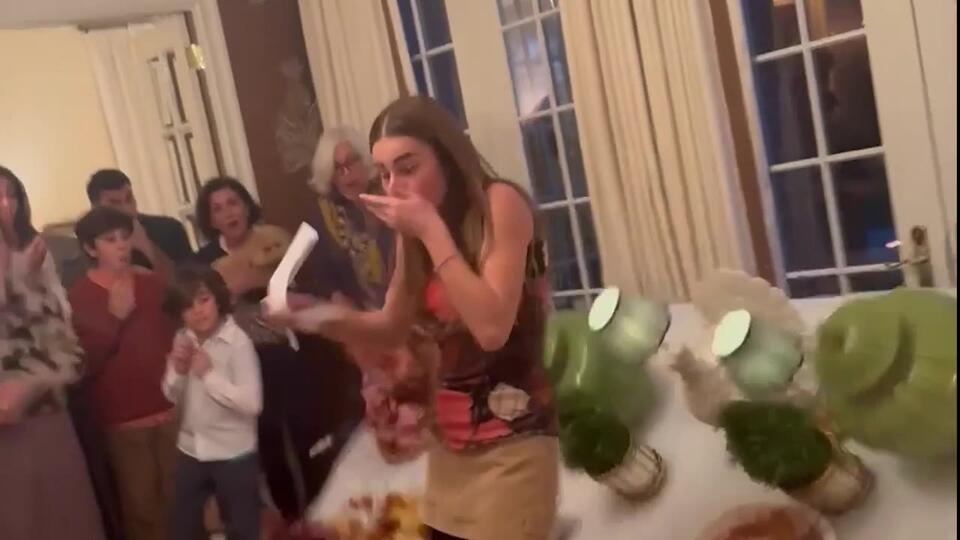 Watch: Table with massive Thanksgiving spread suddenly collapses ...