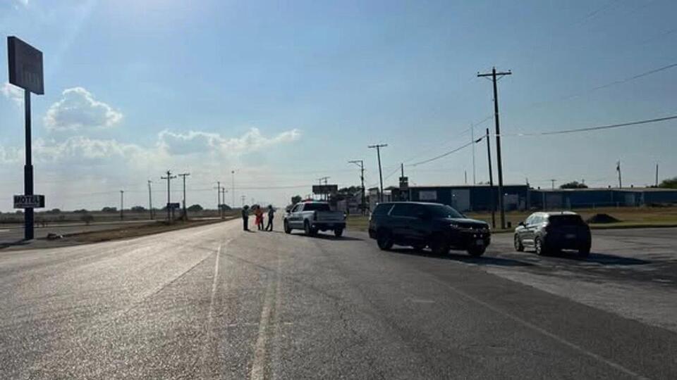 Fatal crash on Highway 85 in Dilley closes westbound lanes - NewsBreak