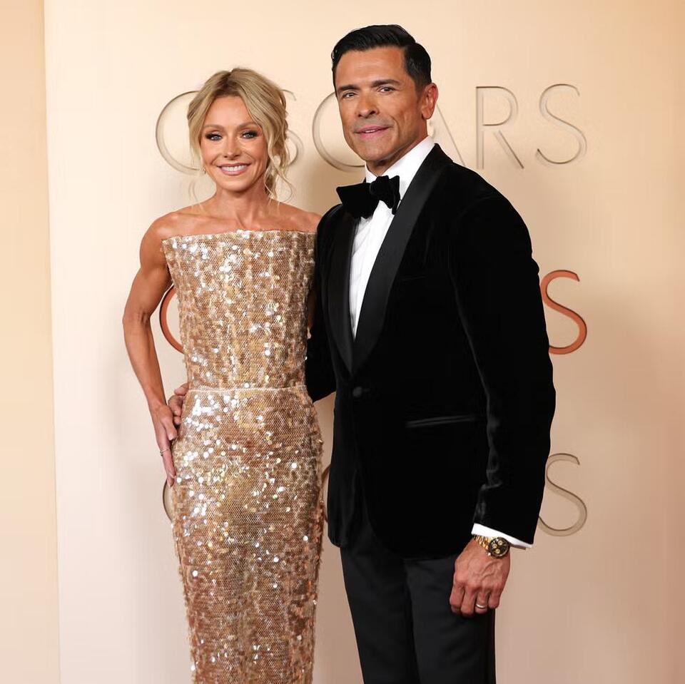 Kelly Ripa and Mark Consuelos Cozied Up on the 2026 Oscars Red Carpet ...