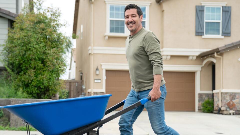 Jonathan Knight to Host New HGTV Series ‘Crashers’ - NewsBreak