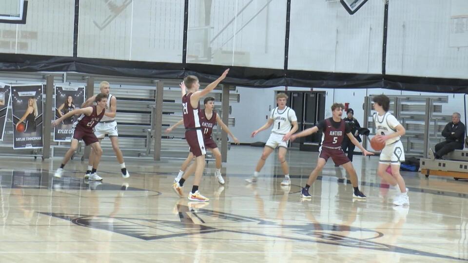 Antigo boy's basketball starters protest sudden firing of coach - NewsBreak