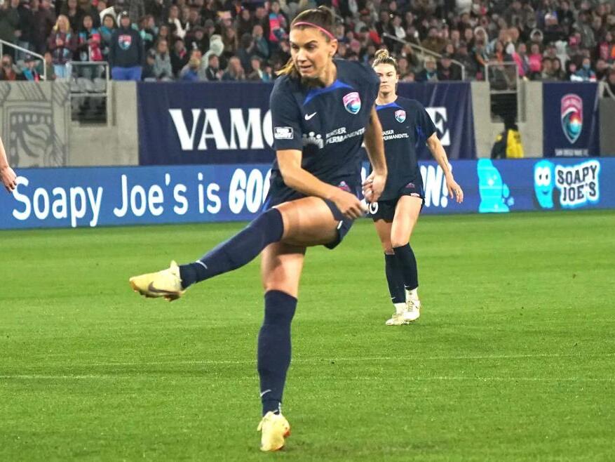 Snapdragon Crowd Cheers SDSU, Wave Stars Shaw Beating N. Carolina