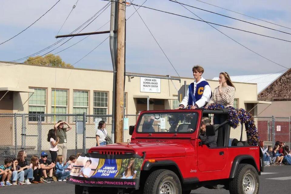 Homecoming parade rolls through Prineville - NewsBreak