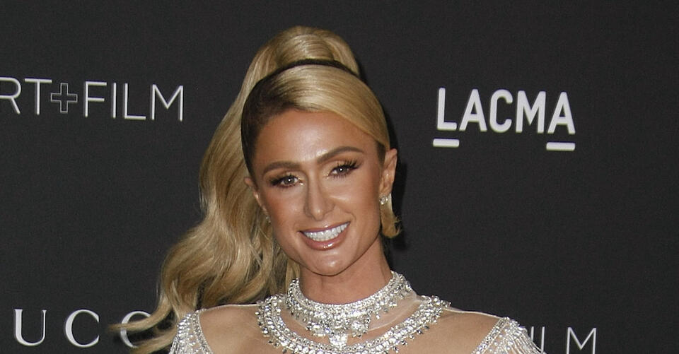 Paris Hilton Goes Colorful in a Tropical-Printed Caftan and Neutral-Colored Rothy’s Mary Jane Flats – NewsBreak