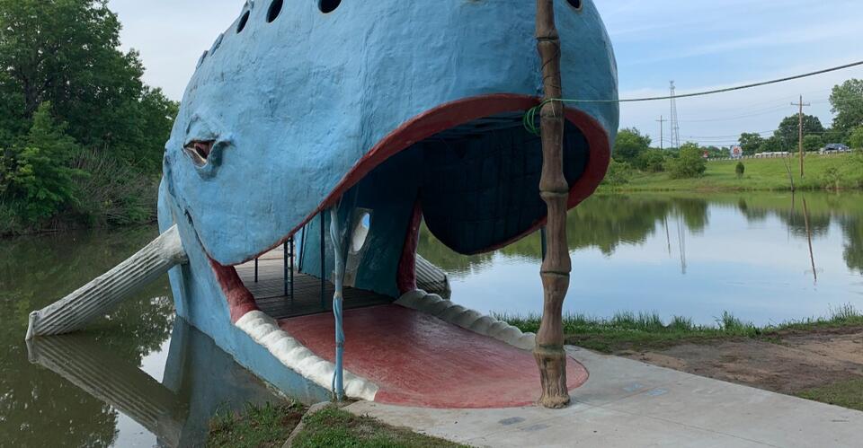 An 80 Foot Blue Whale Has Been Smiling Over A Route 66 Pond In Oklahoma ...