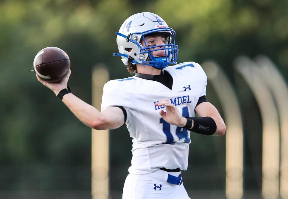 Sophomore and junior connect for game-winner as Holmdel football rallies past Manalapan