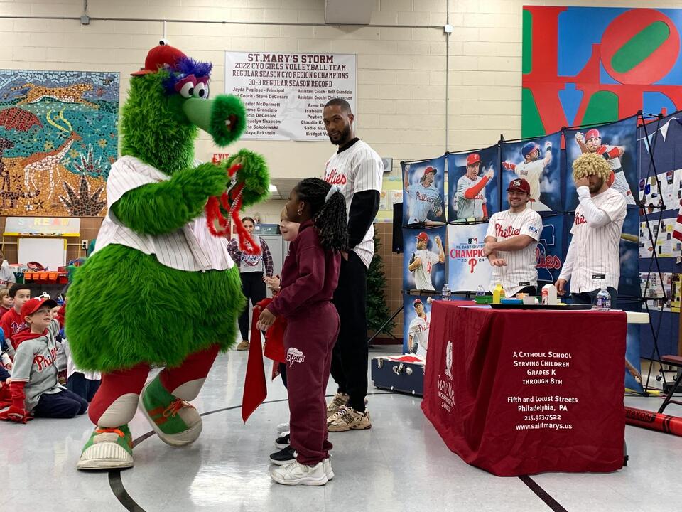 Phillies surprise students at school as a reward for high performance ...