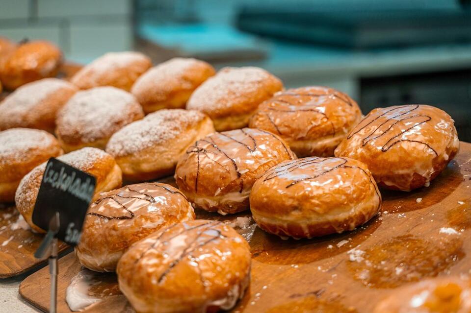 Kalamazoo Bakeries Prepare Traditional Paczki for Fat Tuesday - NewsBreak