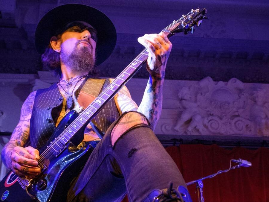 “Dave was peak-Navarro”: Dave Navarro plays with Jane’s Addiction for