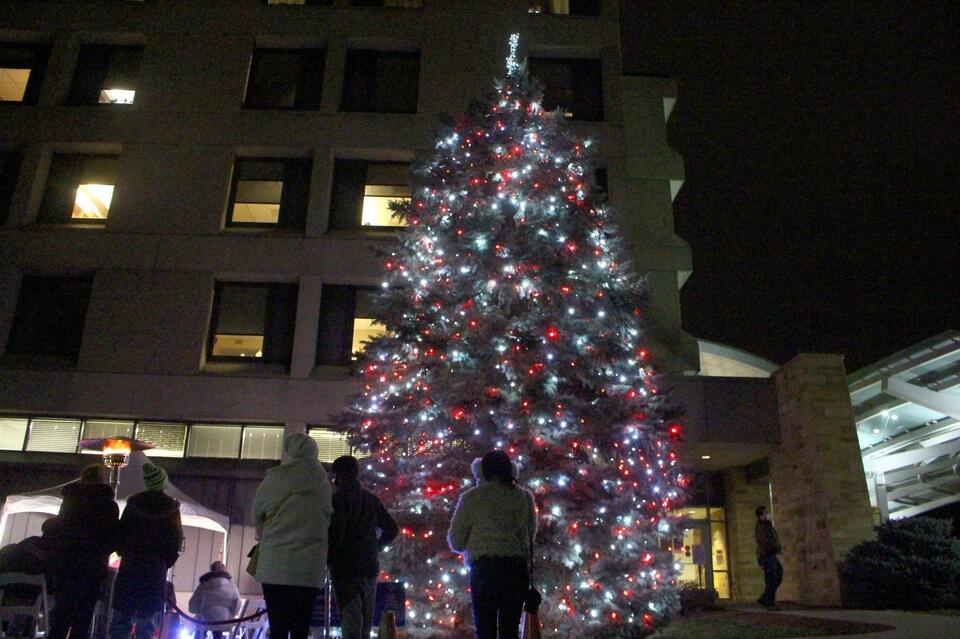 Mercyhealth Love Light Tree lights up Monday - NewsBreak