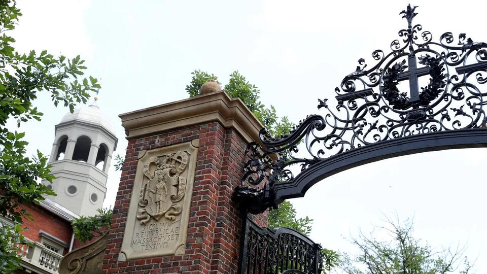Harvard logs $100M surplus despite 20% drop in federal research money ...