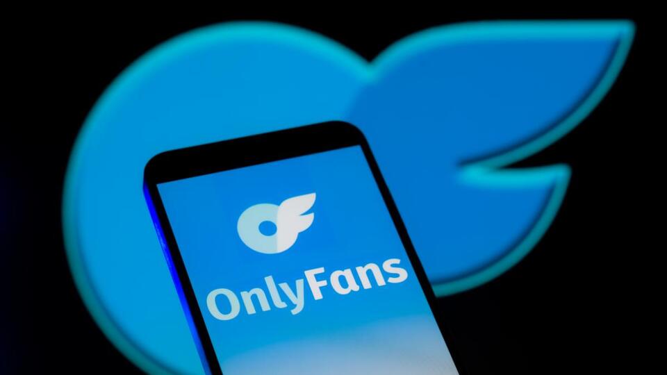Wild Video Shows 2 OnlyFans Models Escorted Off Plane - NewsBreak