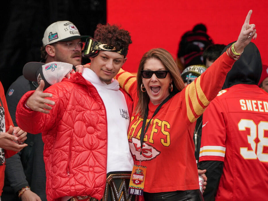 Patrick Mahomes' Mom Posts Photo From Hospital During ChiefsChargers Game
