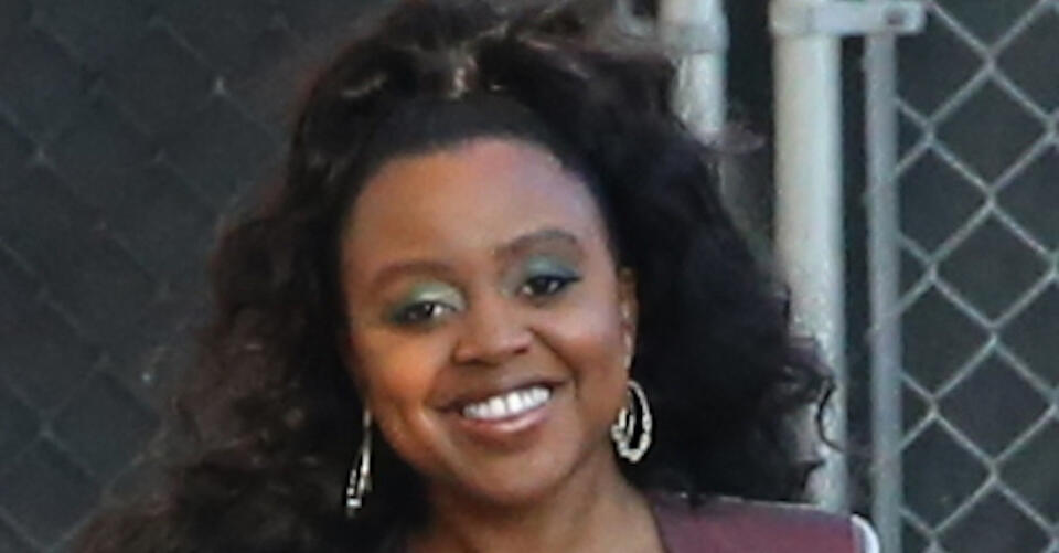 ‘Abbott Elementary’ Star Quinta Brunson Shines in Metallic Velvet Dress and Pointy Pumps for ‘Jimmy Kimmel Live!’ – NewsBreak