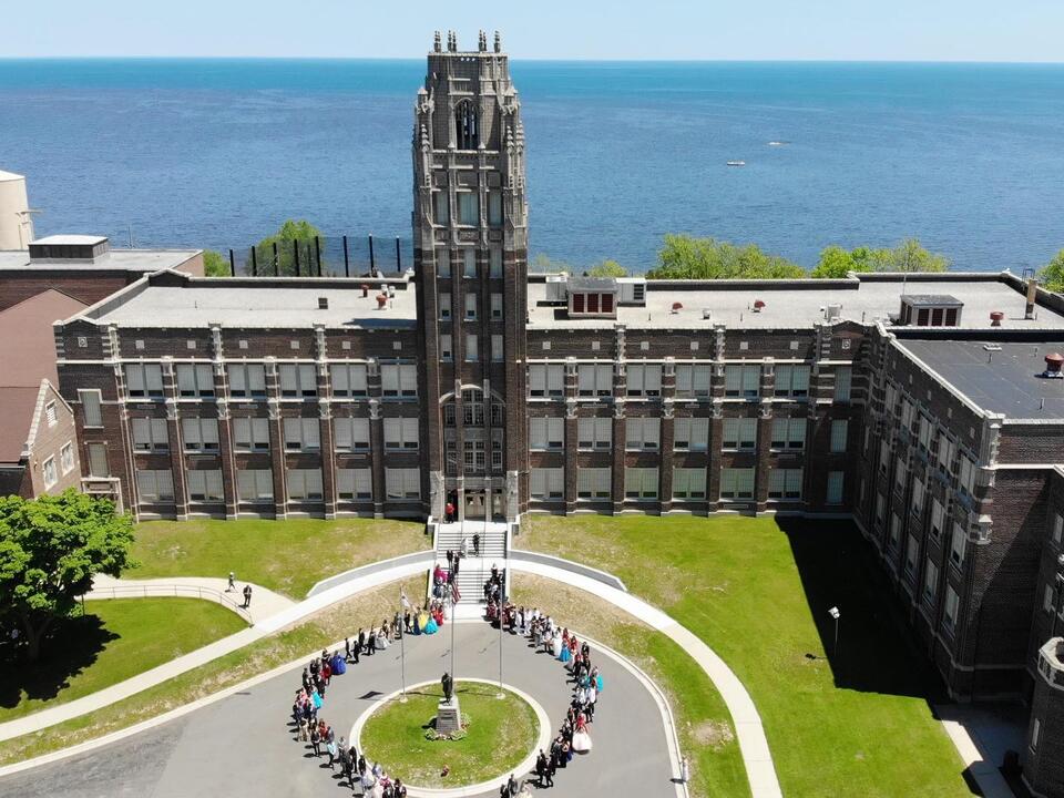 Manitowoc Lincoln Seniors Ready for Iconic Graduation Ceremony