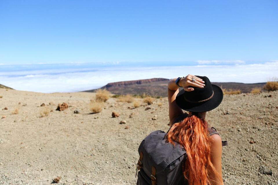 The Silent Signal Solo Travelers Use to Ask for Help - NewsBreak
