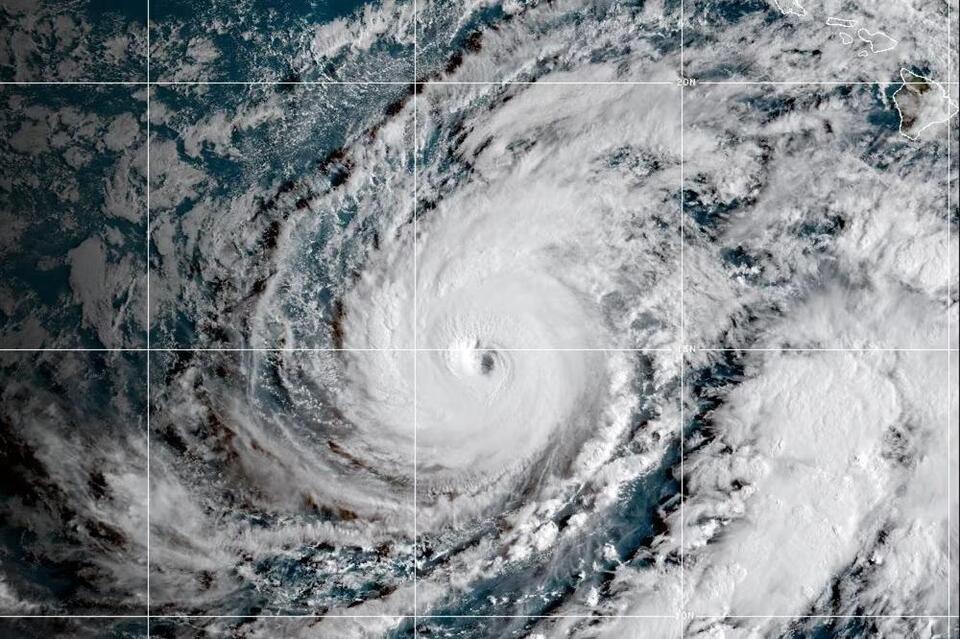 Hurricane Lowell brings 30-foot surf as it nears western Hawaiian islands