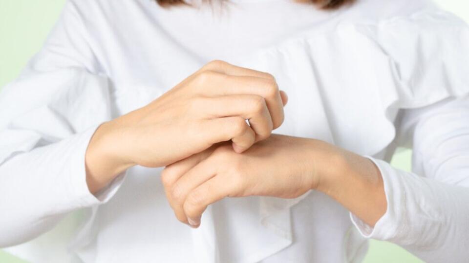 If Your Skin Itches Every Night but There’s No Visible Rash, the Timing ...