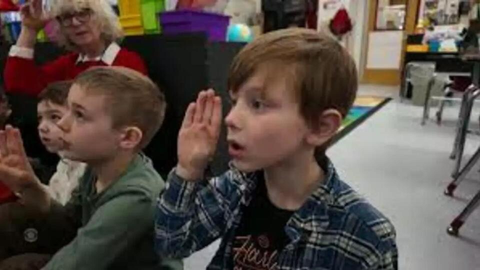 Great Story: A NH Elementary School Learns Sign to Help Deaf Student ...