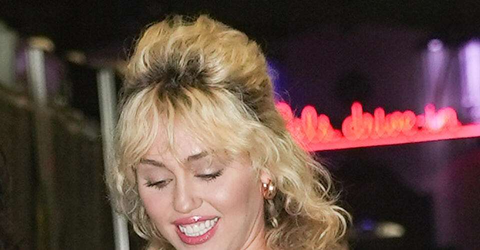 Miley Cyrus Is a 1970s Dream in the Most Dramatic Fringe Dress at Gucci Love Parade – NewsBreak