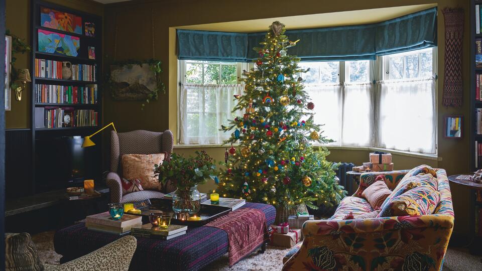Thought You’d Never Try Colored Christmas Lights? This Nostalgic ...