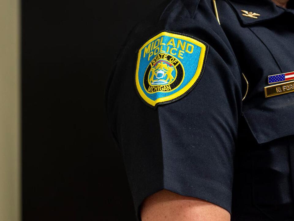 1 hospitalized, 1 arrested after shooting inside Olive Garden