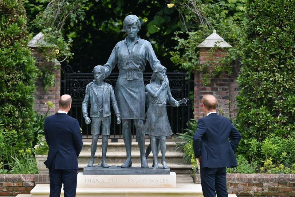 Princess Diana statue: Fans gather at Kensington Palace as William and ...