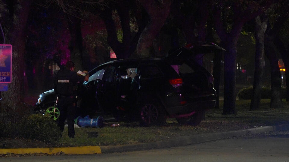 Person killed after Jeep crashes into tree on Stella Link - NewsBreak