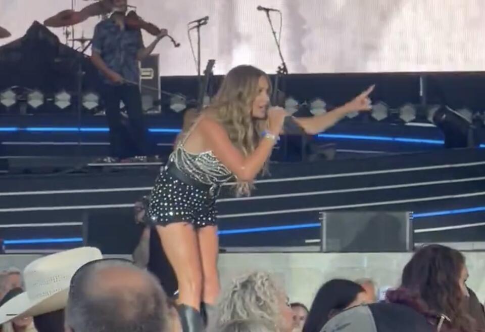 Carly Pearce Says Lainey Wilson & Kelsea Ballerini Texted To Support(00)