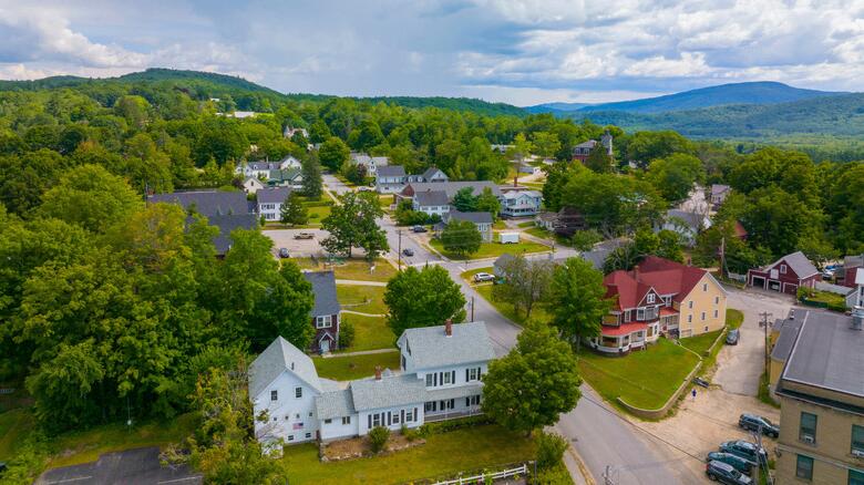 10 Famous Singers from New Hampshire
